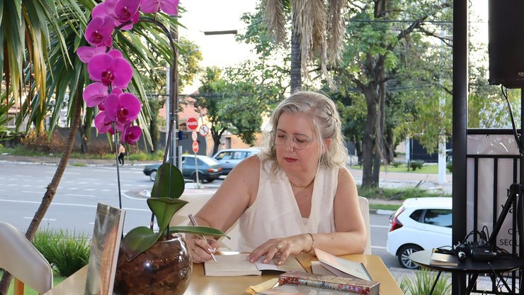 Escritora lança livro com a presença de amigos e familiares