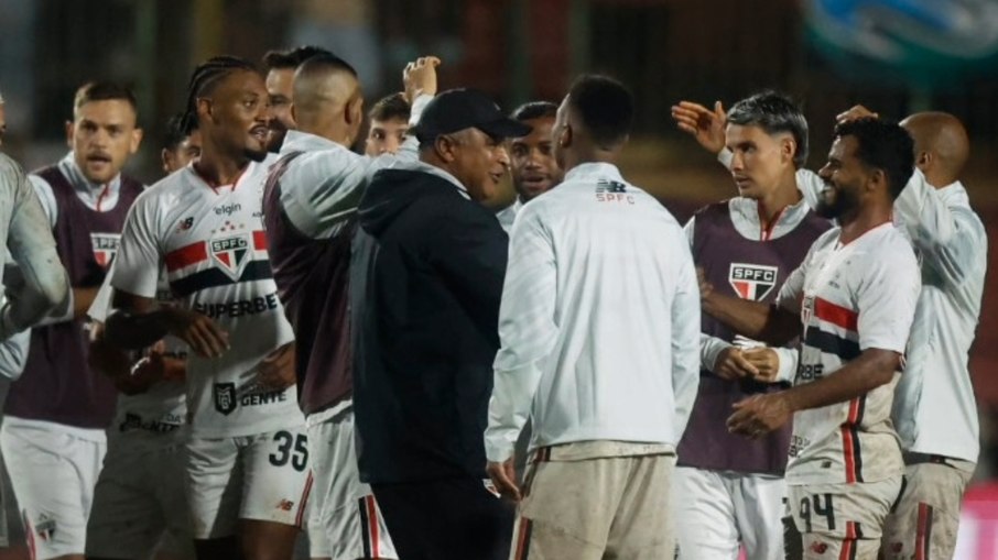 Roger Machado comemora vitória com jogadores no gramado