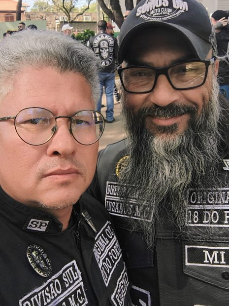 Imagem mostra Rezende e Mi, do Insanos Moto Clube