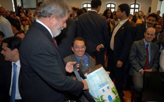 Lula recebeu o Tambor de Congo de presente em cerimônia pública realizada no Palácio Anhanguera, em Espírito Santo