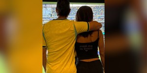 Anitta surge abraçada com bilionário durante estreia da Seleção