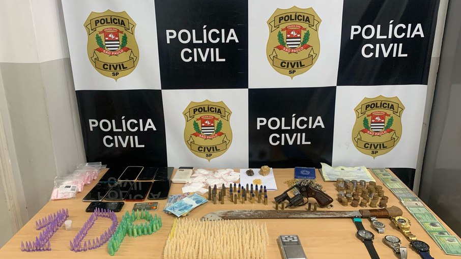 Foram encontrados 561 pinos de crack, uma porção de maconha, 39 munições, três estojos de munições e 65 zips de cocaína.