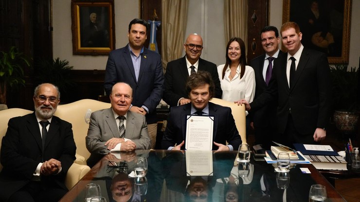 Javier Milei é nomeado economista do ano pela OEB