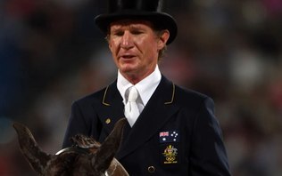 Atleta olímpico é
suspenso por chicotear cavalo brutalmente; veja