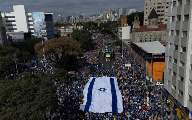 Centenas de milhares de fiéis tomam ruas de São Paulo na Marcha para Jesus