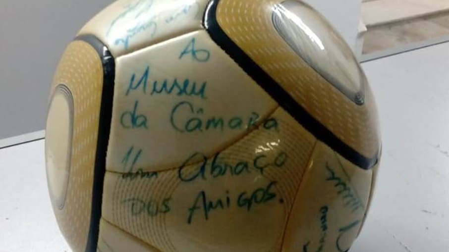 Bola autografada por Neymar furatada durante os atos golpistas