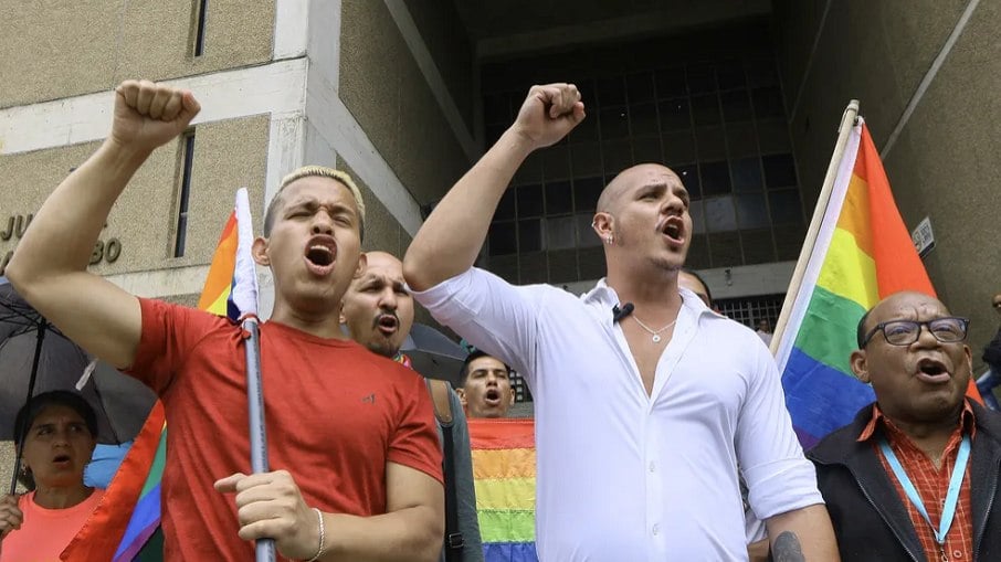 Manifestantes protestam em Carabobo, na Venezuela, por prisão de homens que estavam na sauna gay