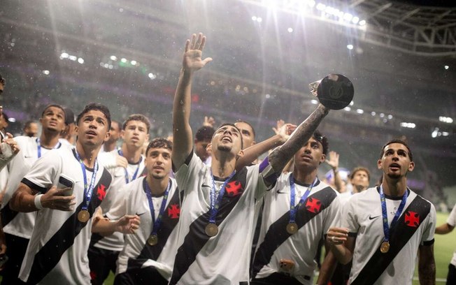 Treinador do Vasco Sub-20, Matheus Curopos se emociona após conquista
