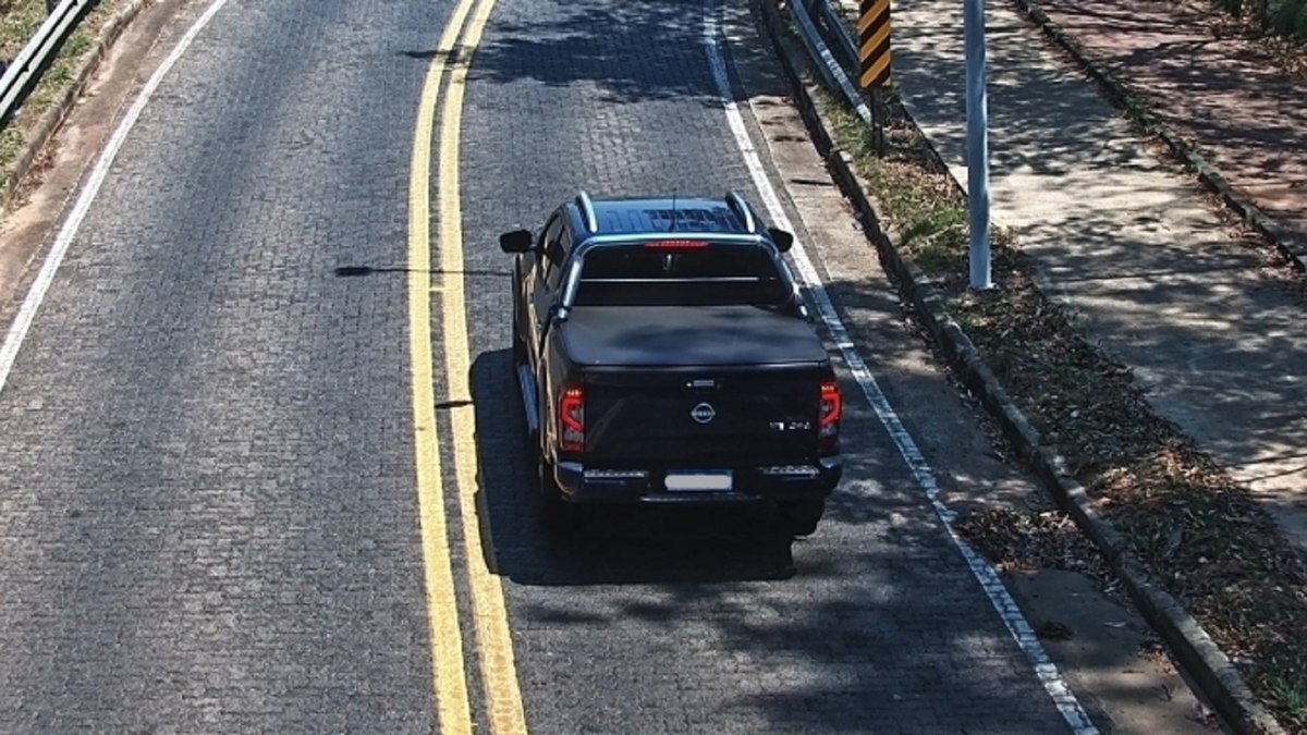 Câmeras captaram caminhonete furtada saindo de Valinhos Câmeras captaram caminhonete furtada saindo de Valinhos