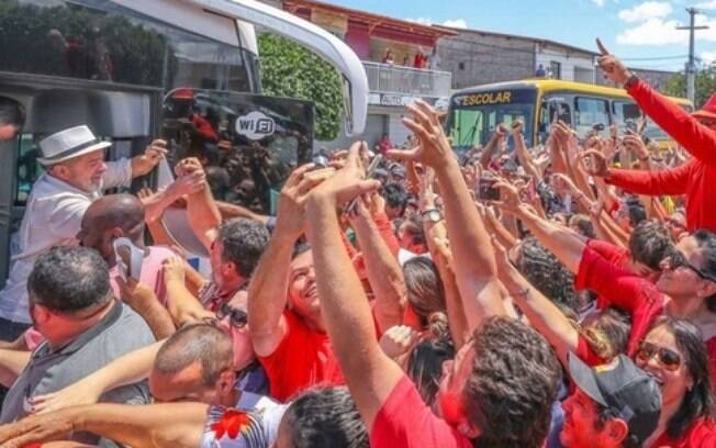 Lula chega a Campos dos Goytacazes, onde é recepcionado por apoiadores