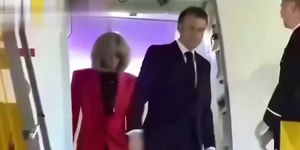VÍDEO: Macron leva tapa no rosto da esposa após chegada ao Vietnã