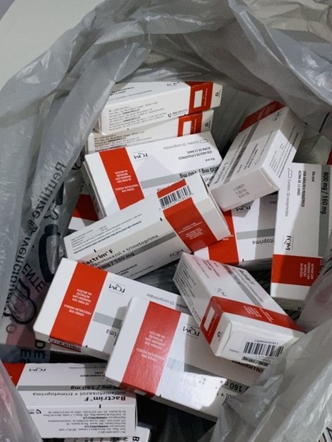 Caixas de medicamentos utilizados pela Andressa