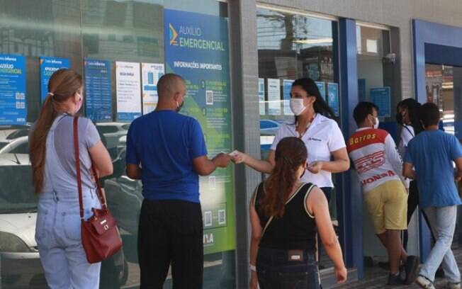 Além desse grupo, há ainda quase 22 mil trabalhadores informais que aguardam a primeira análise para receber o benefício social