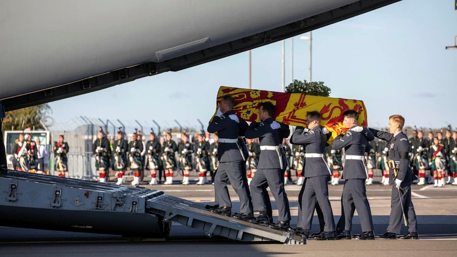 Caixão da rainha Elizabeth II sendo transportado para o Palácio de Buckingham