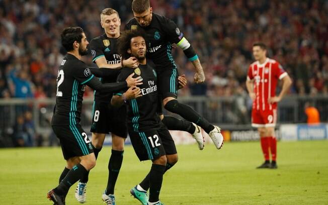 Marcelo comemora com seus companheiros de Real Madrid o gol diante do Bayern de Munique