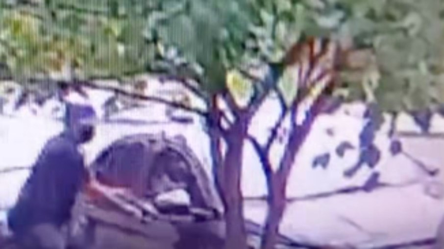 Câmera registra momento em que dupla age em furtos de carros em Curitiba