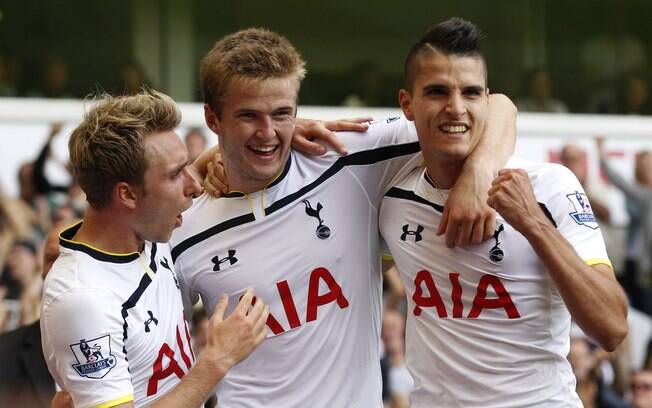 Eric Dier (centro) comemora gol do Tottenham contra o QPR