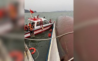 Barco vira no Vietnã e deixa 38 turistas mortos