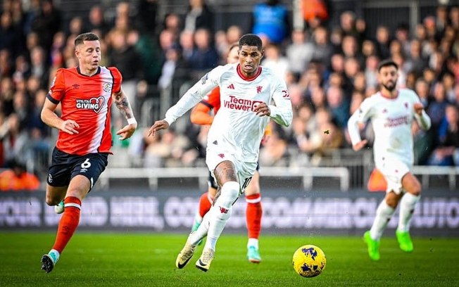 Rashford (de branco) corre diante da marcação do Luton Town 