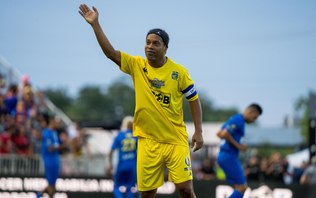 Ronaldinho e Roberto Carlos participam de jogo com famosos em Orlando, futebol internacional