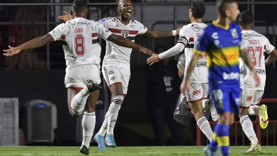 Arboleda comemora após abrir o placar para o São Paulo contra o Everton