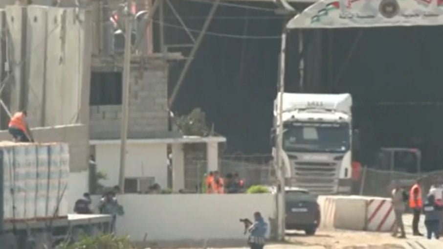 Entrada de caminhões com mantimentos em Rafah