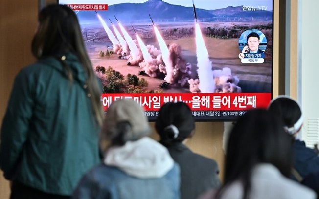 Moradores de Seul assistem noticiário sobre o lançamento de mísseis norte-coreanos, em 22 de abril de 2024