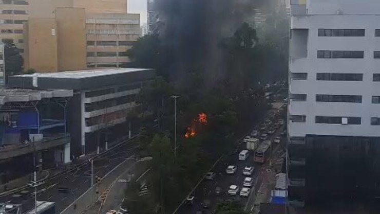 Ônibus pega fogo na avenida Rebouças e causa atrasos em São Paulo