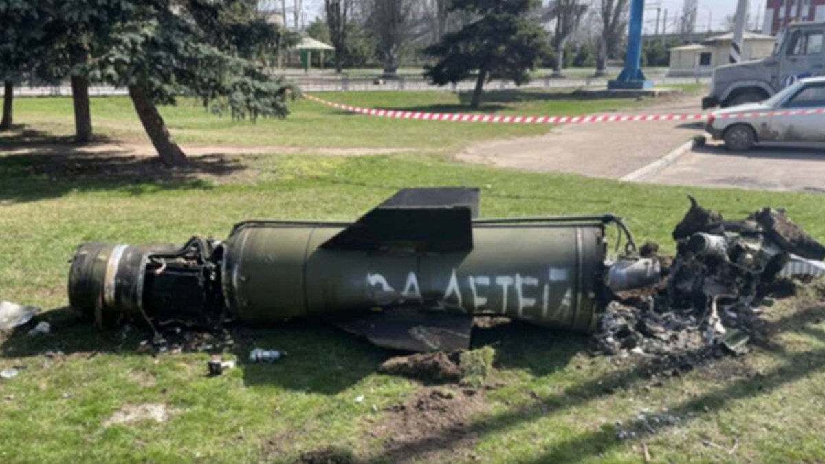 Restos de um míssil do lado de fora da estação ferroviária de Kramatorsk, na Ucrânia