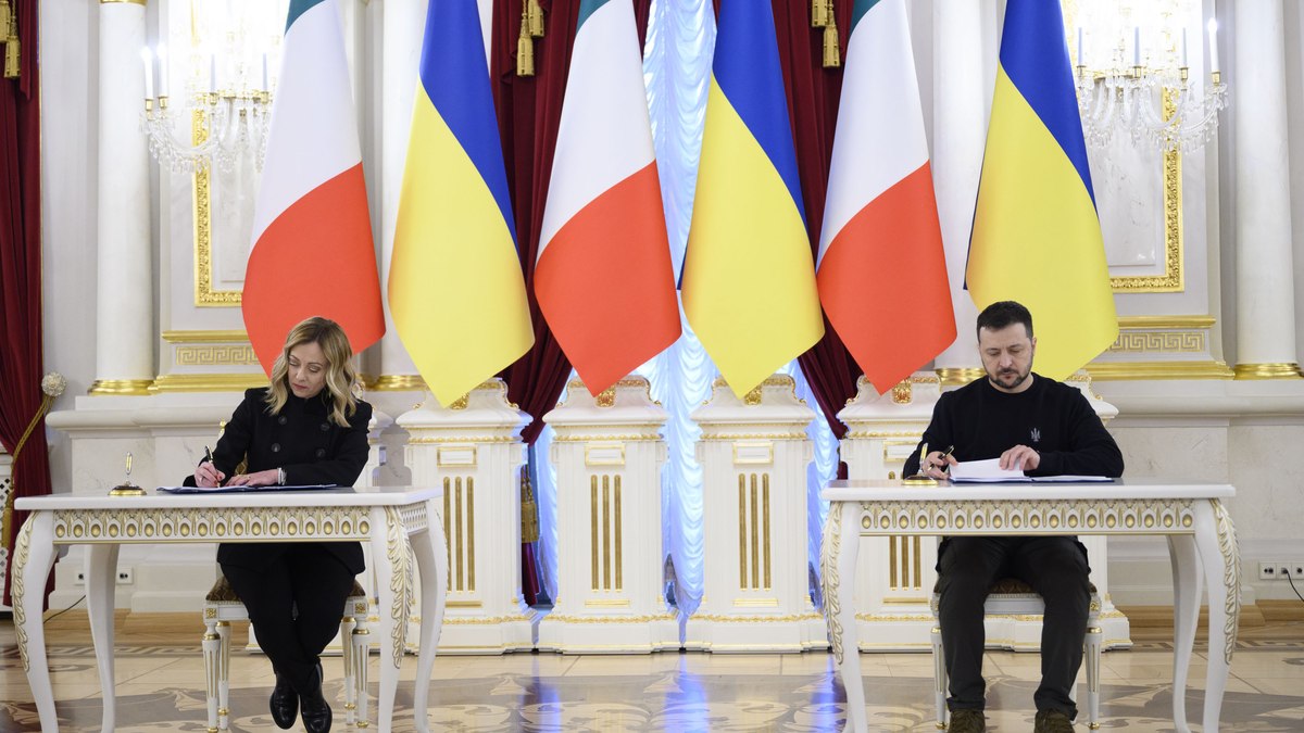 Premiê italiana Giorgia Meloni, que presidiu a reunião, e presidente ucraniano Volodymyr Zelenskyy