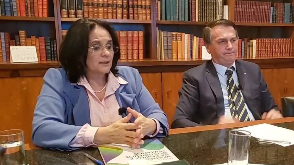 A então ministra Damares Alves ao lado do presidente Jair Bolsonaro em uma das tradicionais lives que o ex-chefe do Executivo fazia.