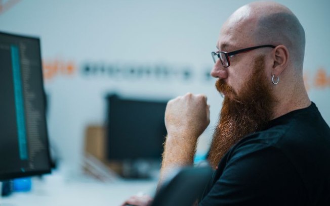 IA executa tarefas e reposiciona papéis em tecnologia