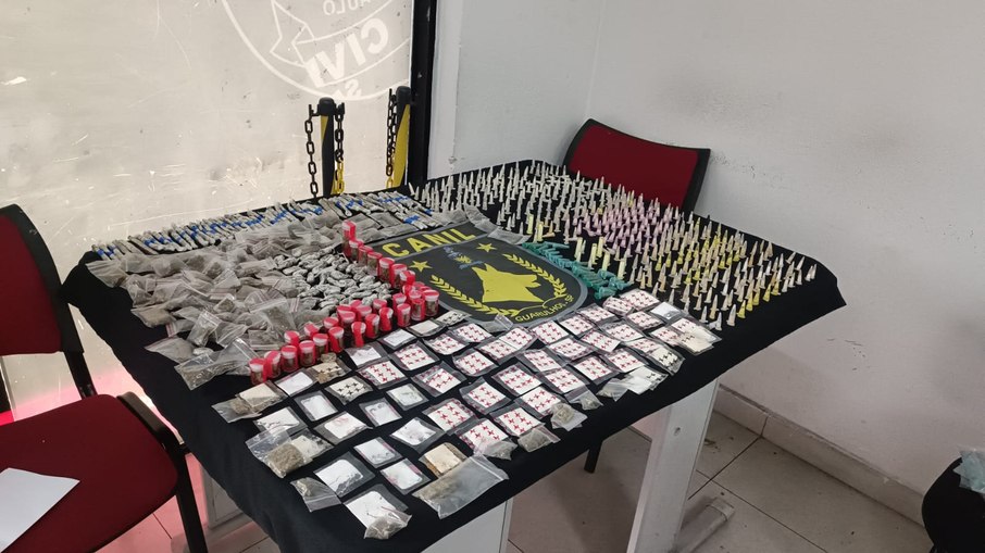 Foram apreendidos 434 embalagens de cocaína e outras 269 com maconha, totalizando quase 900 gramas de drogas.