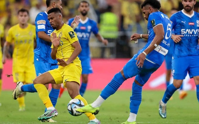 Jogadores de Al-Hilal e Al-Nassr em disputa de bola na final da Copa do Rei Saudita - Foto: AFP via Getty Images