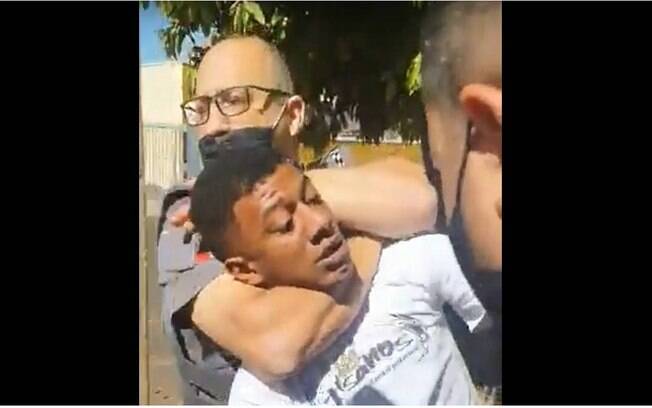 Imagens registraram o momento em que um policial militar enforcou e arrastou o jovem negro para viatura