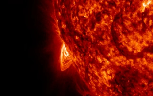 Grandes arcos de plasma brilham em nova foto do Sol após explosão