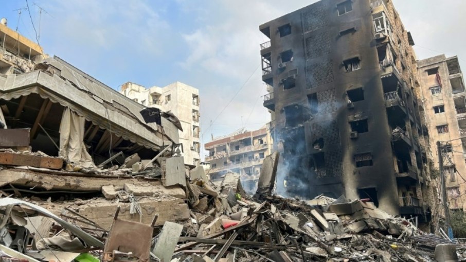 Mais cedo nesse sábado, o Exército israelense delineou uma nova zona militar fechada em cinco áreas ao longo de sua fronteira com o Líbano,