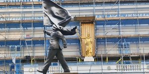 Escândalo: artista instala obra proibida em cidade