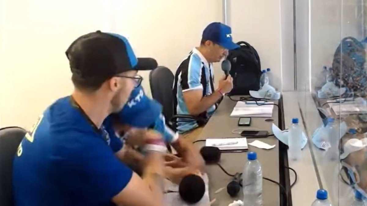 Jornalista passa mal ao vivo e desmaia durante jogo do Grêmio