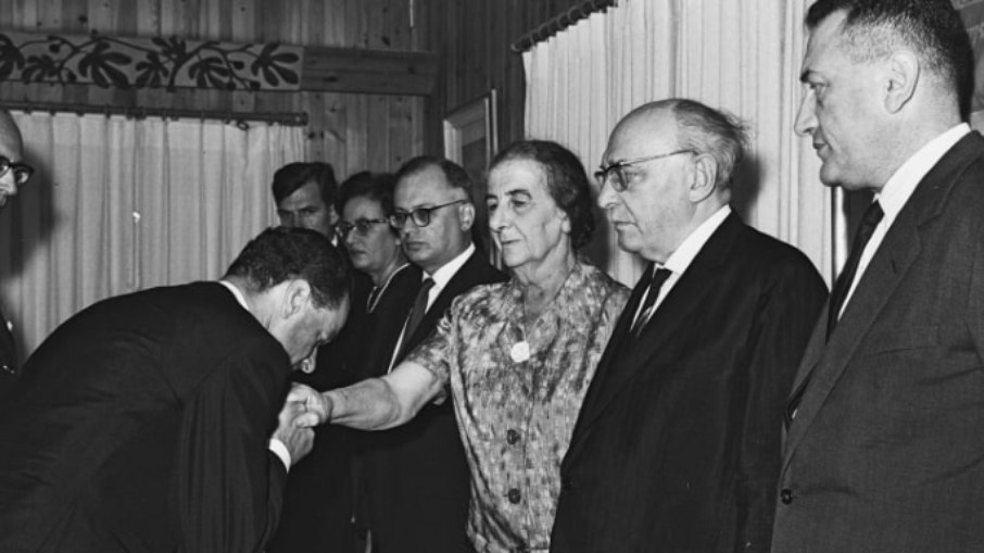 Rolf Pauls, primeiro embaixador alemão em Israel, beija a mão da então primeira-ministra Golda Meir Rolf Pauls, primeiro embaixador alemão em Israel, beija a mão da então primeira-ministra Golda Meir