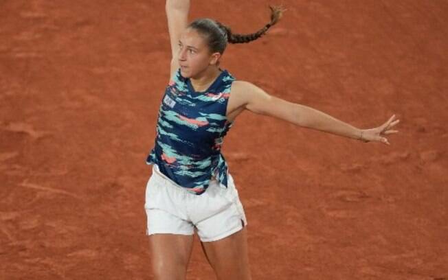 Francesa de 19 anos elimina atual campeã Krejcikova de Roland Garros