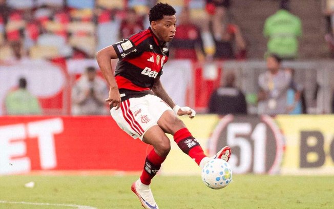 Plata (esq.) e Wallace Yan estão de saída do Flamengo