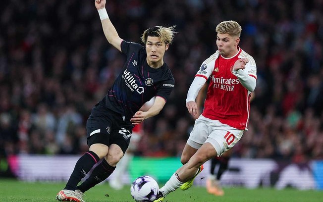 Jogadores de Arsenal e Luton Town em disputa de bola na Premier League - Foto: Adrian Dennis/AFP via Getty Images