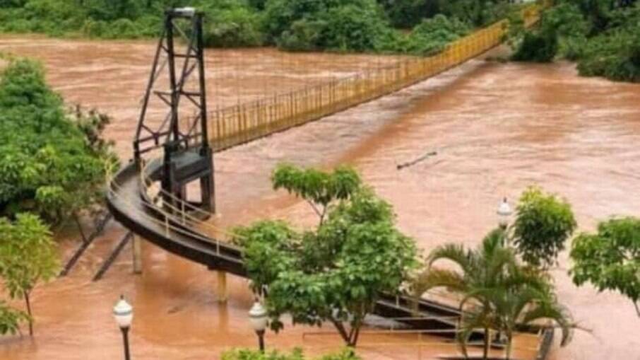 A ponte sobre o rio Piracicaba teve uma haste rompida. Segundo a Defesa Civil, não há feridos