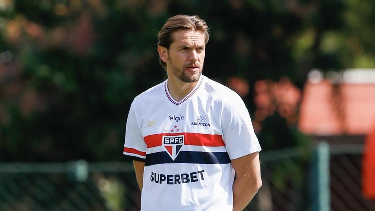 São Paulo anuncia o retorno do zagueiro Rafael Tolói