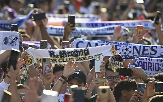 Real Madrid retorna à Espanha e inicia festa após conquista da Champions League