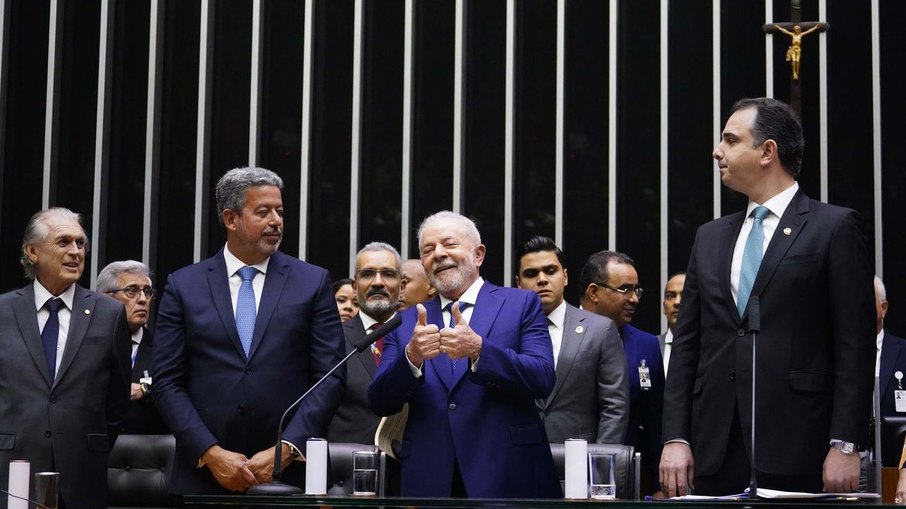 O presidente Lula, entre os líderes da Câmara, Arthur Lira, e do Senado, Rodrigo Pachedo