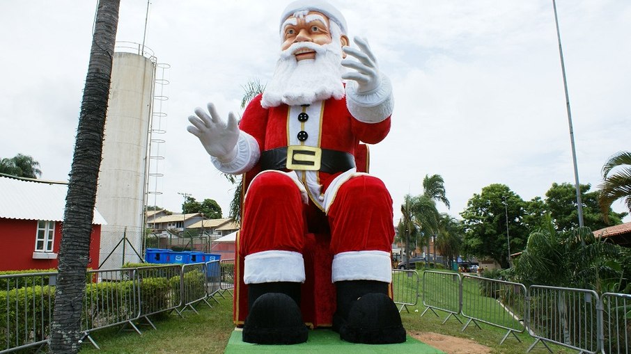 Papai Noel de 8 metros e articulado faz parte da decoração do Natal Encantado 2024 em Vinhedo