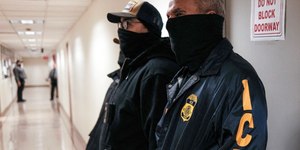 Trump enviará agentes do ICE aos aeroportos na segunda-feira (23)