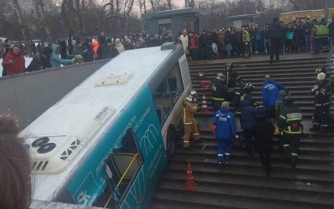 Ônibus invade passagem subterrânea de estação de metrô de Moscou; ao menos cinco pessoas foram mortas no acidente